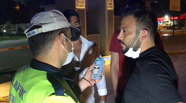 Alkollü sürücü polisi görünce yaya rolü yaptı