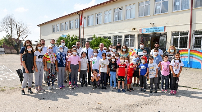 Başkan okulu boyadı, çocuklarla seksek oynadı