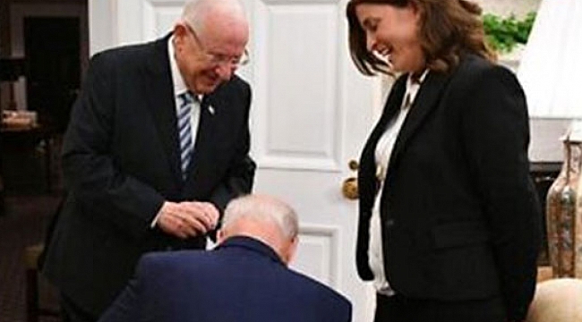Biden'ın, İsrail Cumhurbaşkanı Rivlin'in Özel Kaleminin önünde diz çökmesi gündemde