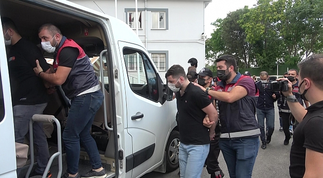 Bursa'da evlere balkondan camdan tırmanan hırsız çetesi yakalandı