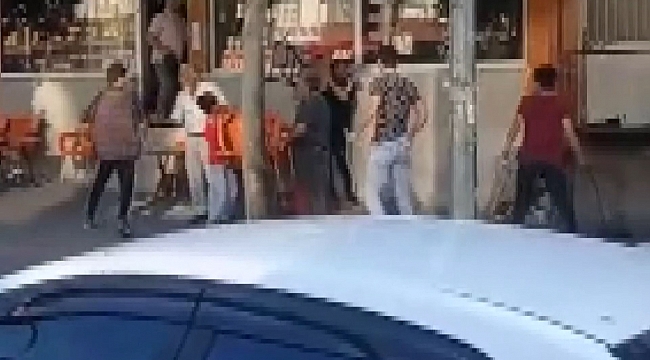 Çocukların kavgasında sandalye ve sopalar havada uçuştu