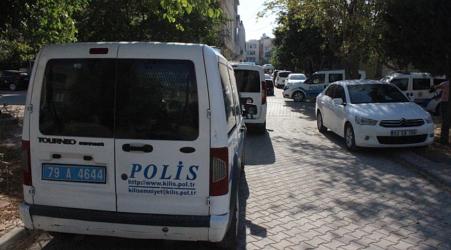 Eşini ayaklarından vurdu, aynı silahla intihar etti