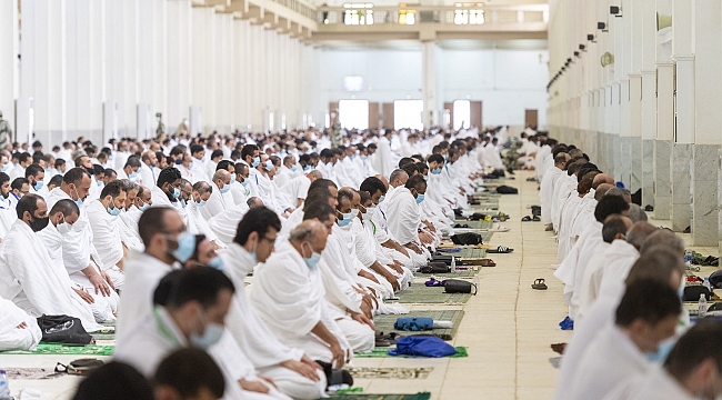 Hacı Adayları Arafat’ta öğlen namazını kıldı