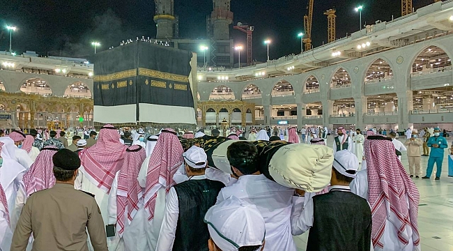 Kabe'nin örtüsü 'Kisve-i Şerif'i değiştirme çalışmaları başladı