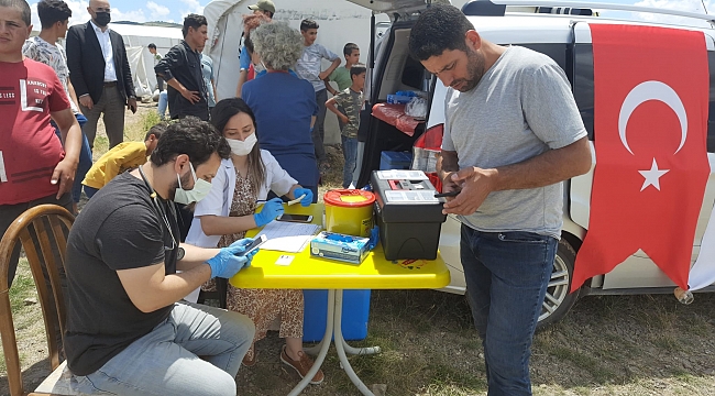 Mevsimlik tarım işçilerinin Covid-19 aşıları tarlada yapıldı