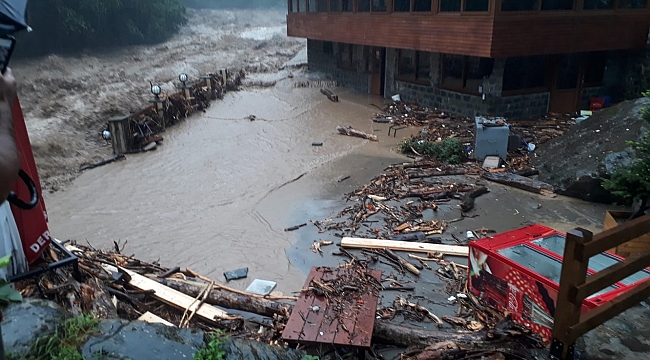 Rize yine sele teslim! Dereler taştı, yollar kapandı