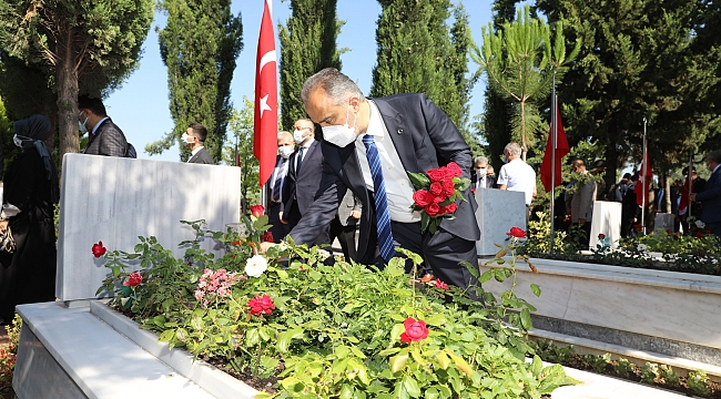 Şehitlikte duygusal anma