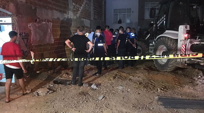 Sultangazi'de iki binada kayma meydana geldi