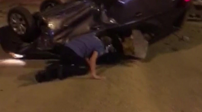 Takla atıp direğe çarparak durabilen otomobilden sağ çıktılar