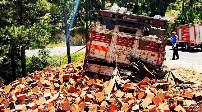Tuğla yüklü kamyon devrildi: 4 yaralı