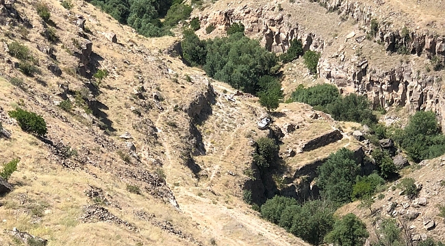 Viyadük kenarına park edilen otomobil 200 metre aşağıya yuvarlandı