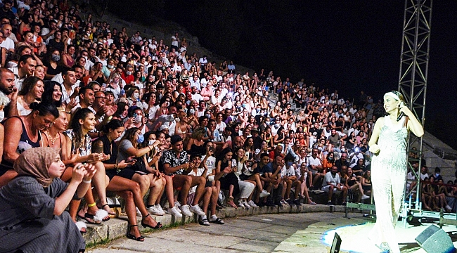 Yıldız Tilbe Bodrum'u salladı