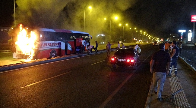 Yolcu otobüsü seyir halindeyken yandı