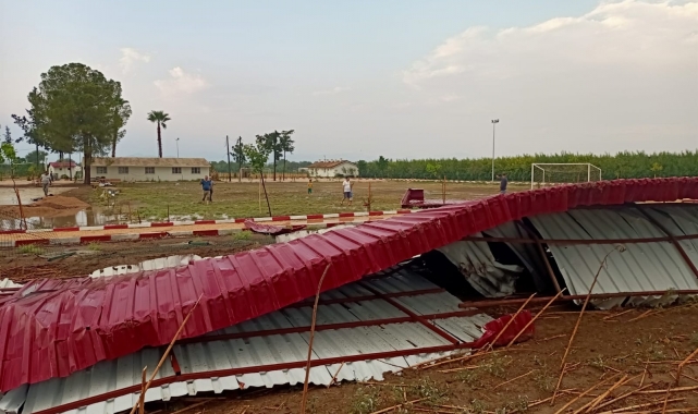 Adana'da fırtına çatı uçurdu
