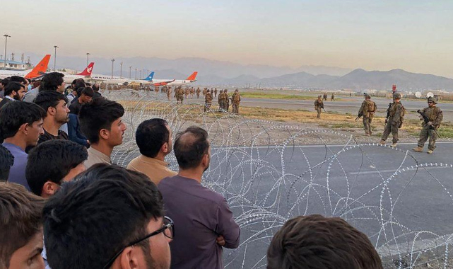 Afganistan'dan kaçmaya çalışanlar Kabil havaalanında izdihama neden oldu: En az 5 ölü