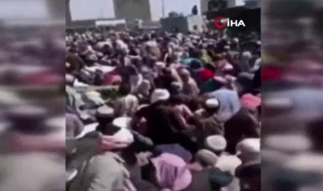 Afganlar, Pakistan sınırına akın etti