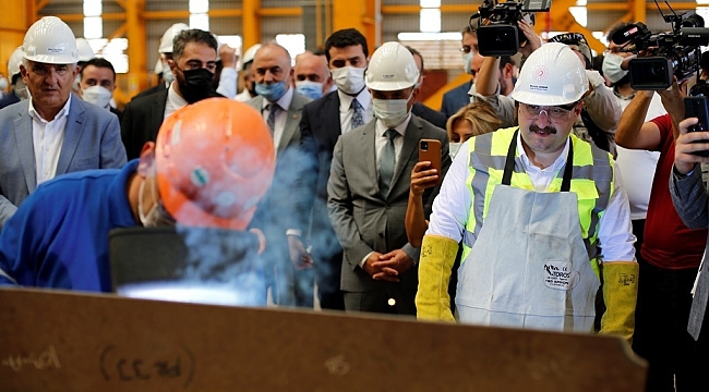 Bakan Varank dünyanın en büyük gemisine ilk kaynağı yaptı