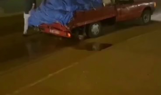 Bursa'da yola saçılan karpuzlar kazaya sebep oldu