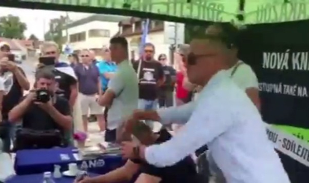 Çekya Başbakanı Babis'e yumurtalı saldırı