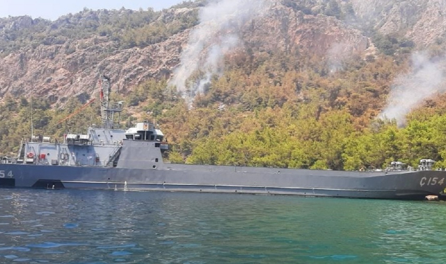 Çıkarma gemileri denizden yangınlara müdahale ediyor