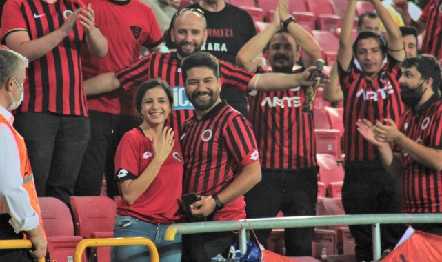 Devre arasında sürpriz evlenme teklifi