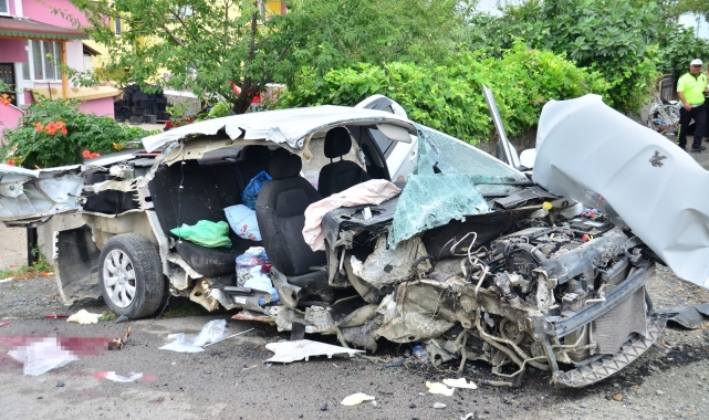 Direğe çarpan otomobil parçalandı: 1 ölü, 2 yaralı
