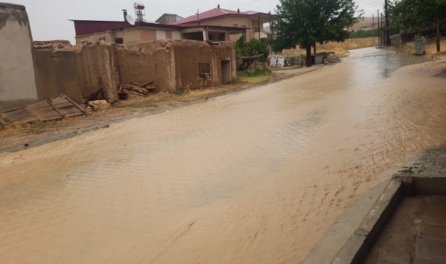 Elbistan'da sağanak etkili oldu, 2 mahallede yağış sele dönüştü