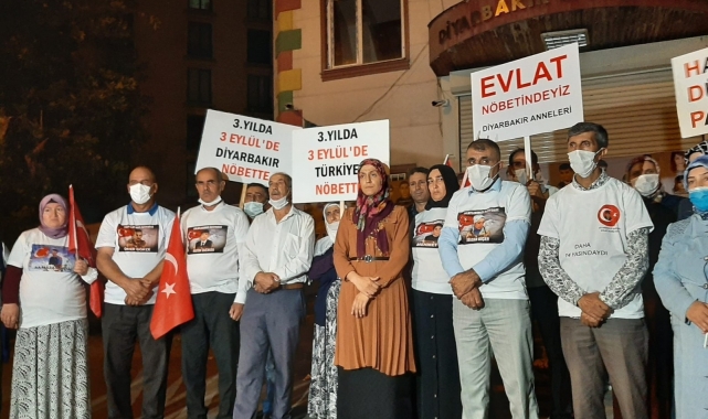 Evlat nöbetindeki aileler gece nöbetine başladı