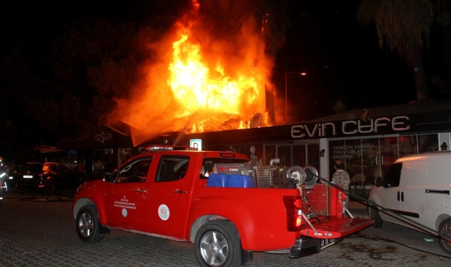Fethiye'de iki kafe alev alev yandı