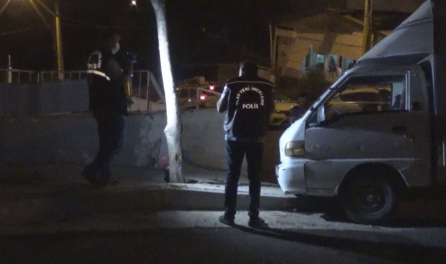 Freni boşalan kamyonet kaldırımda oturan çocuklara çarptı: 1 ölü, 1 yaralı