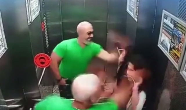 Kızına attığı tokat asansör aynasını çatlattı