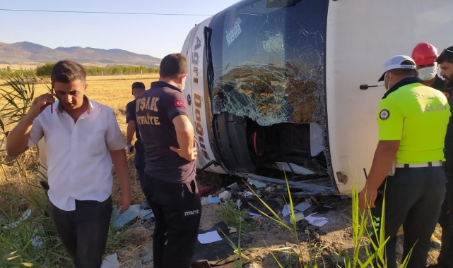 Kontrolden çıkan otobüs yan yattı: 30'dan fazla yaralı