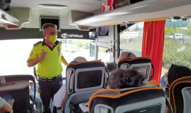 Otobüs denetimi yapan polisten yolculara can kurtaran uyarı