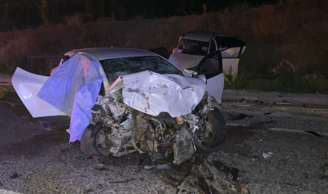 Otomobiller kafa kafaya çarpıştı