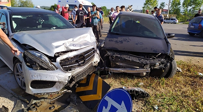 Sakarya'da kavşakta feci kaza