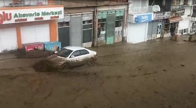 Sel suları otomobili sürükledi