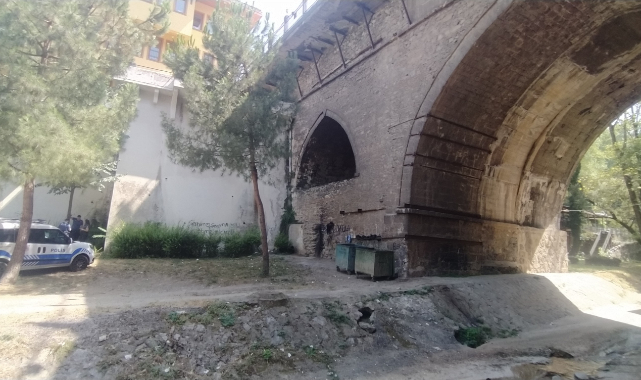 Tarihî köprüden atladı, ağır yaralandı