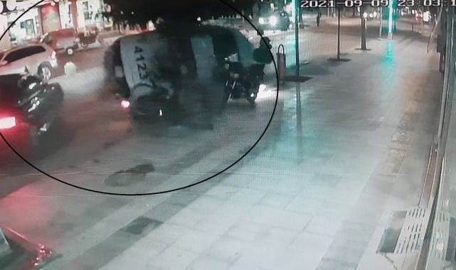 2 polisin yaralandığı kaza güvenlik kamerasında