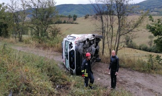 Ambulans ile otomobilin çarpıştı