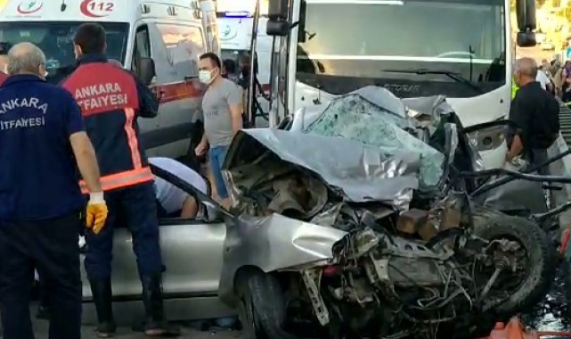 Ankara'da otomobil servis aracıyla çarpıştı ; 3 kişi öldü,2 kişi yaralı