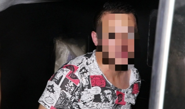 Araçlara taş atan sarhoş adam gözaltında