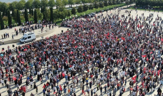 Aşı karşıtı miting yapıldı ; Maske ve mesafede unutuldu
