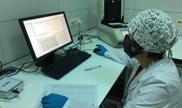 Aşısızlar, PCR test laboratuvarlarının yükünü artırıyor