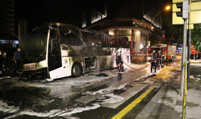 Aydınlatma direğine çarpan yolcu otobüsü yandı: 1 ölü, 3'ü ağır 17 yaralı