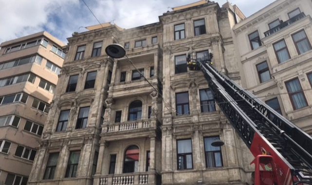 Beyoğlu'nda bulunan tarihi otelde yangın