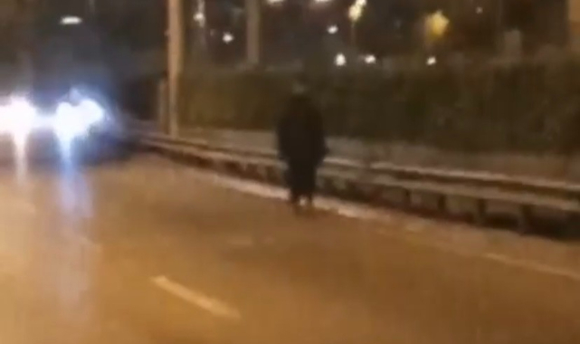 Bursa’da akan trafikte yolun ortasında yürüdü, faciaya davetiye çıkardı