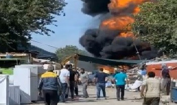 Bursa'da geri dönüşüm tesisinde yangın... Dumanlar gökyüzünü siyaha boyadı