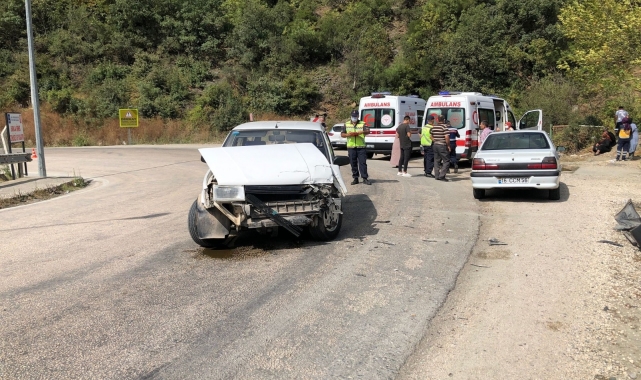 Bursa'da iki otomobil kafa kafaya çarpıştı, 7 kişi hafif yaralandı
