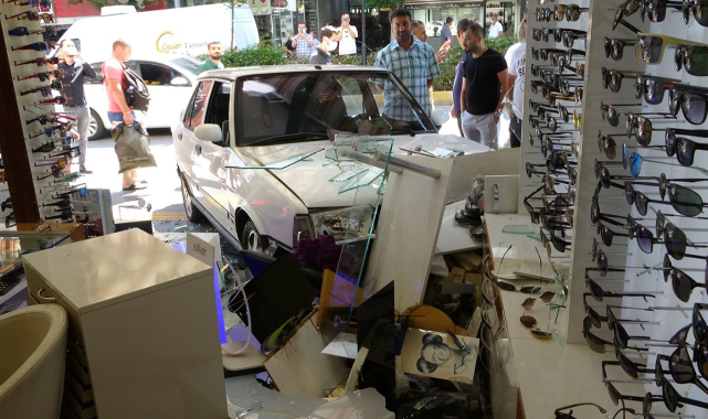 Drift atarken mağazaya daldı,ortalık savaş alanına döndü