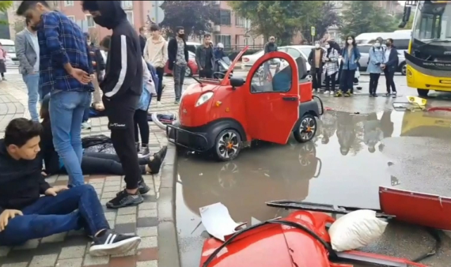 Elektrikli araç ile otobüs çarpıştı 3 öğrenci yaralı